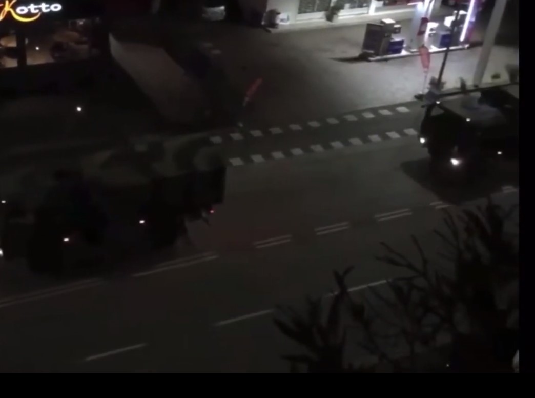 Ужас на улицама Бергама: Војни камиони од<span style='color:red;'><b>воз</b></span>е тела пострадалих (ВИДЕО/ФОТО)